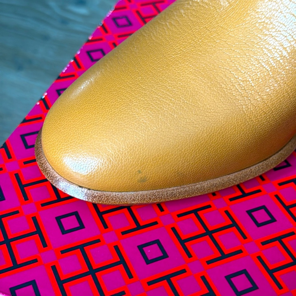 TORY BURCH BROOKE STAMPED HEEL ROUND TOE LEATHER BOOTIE IN CARAMEL CORN - 9 - Picture 14 of 16
